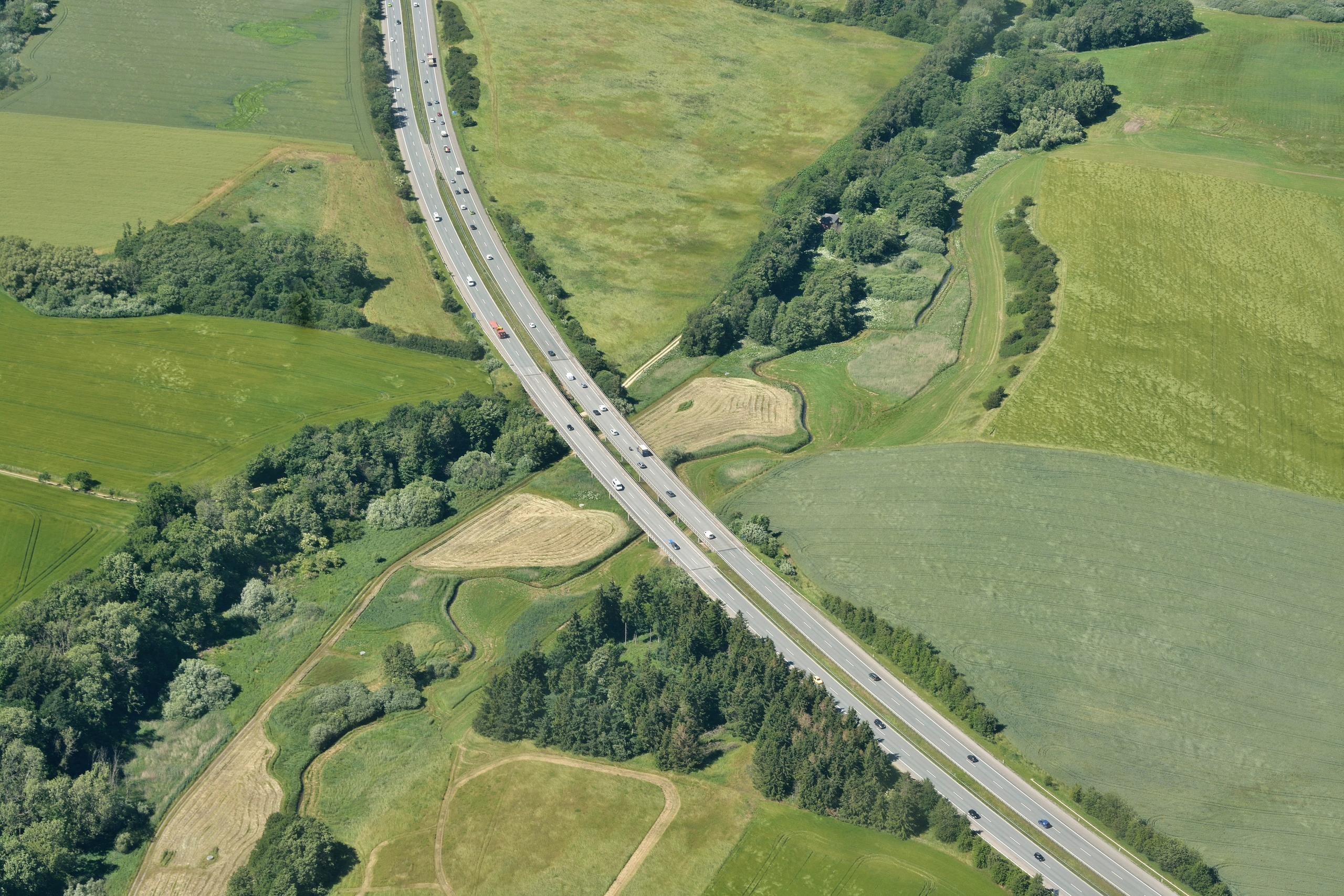 luftfoto af motorvej og marker